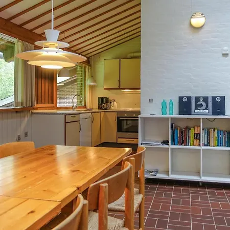 4 Bedroom Gorgeous In Apartmán Allinge-Sandvig